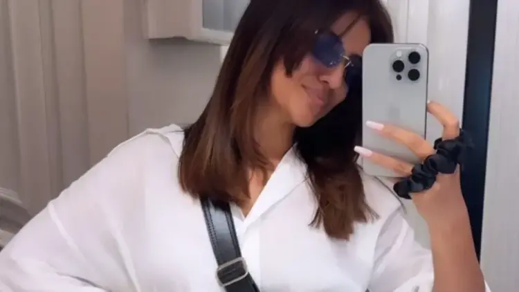 Akshara Singh engages in some ‘pagalpan’ in front of mirror, drops video