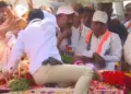 Man carrying gun garlands Karnataka CM, BJP slams Congress for ‘rowdyism’