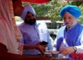 Hardeep Puri interacts with transgender tea seller in Chandigarh