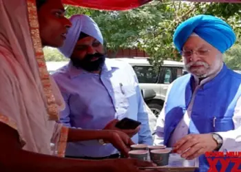 Hardeep Puri interacts with transgender tea seller in Chandigarh