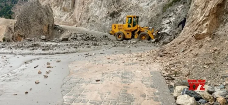 Continuous heavy showers cause landslides in northern Bengal