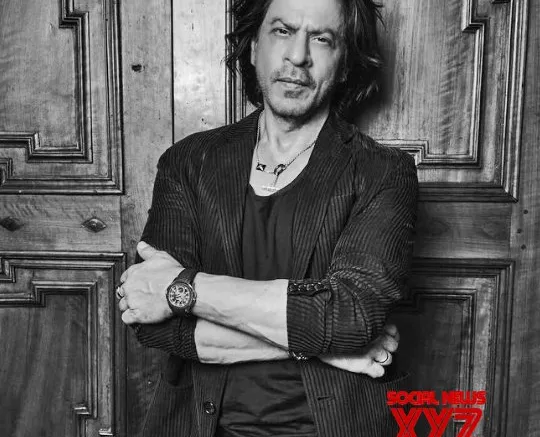 From ‘Steve Jobs’ to ‘50 Shades of Grey’: SRK gives a peek into his library