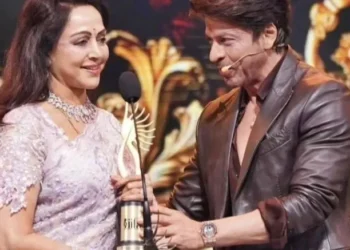‘Dream Girl’ Hema Malini thanks Shahrukh Khan for this special award