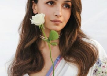 Alia says ‘mud mud ke na dekh’ as she celebrates 100 years of Raj Kapoor in a saree