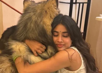 Remove term: Janhvi is greeted by a special visitor on the set Janhvi is greeted by a special visitor on the set