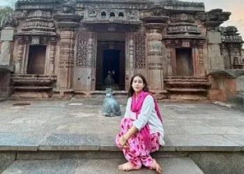 Sara Ali Khan seeks blessings at the Chandramauleshwara Temple