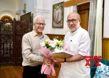 Former Manipur CM holds meeting with Guv, discusses restoration of peace