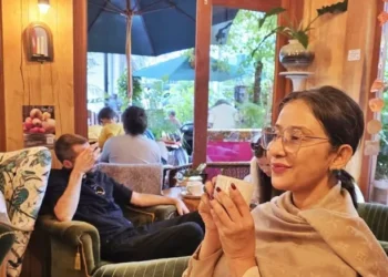 Manisha Koirala finds monsoon bliss in chai and a slice of cake