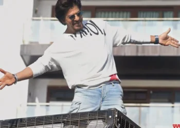 Fan pretends to be delivery boy to enter Shah Rukh Khan’s Mannat, guard has a hilarious reaction