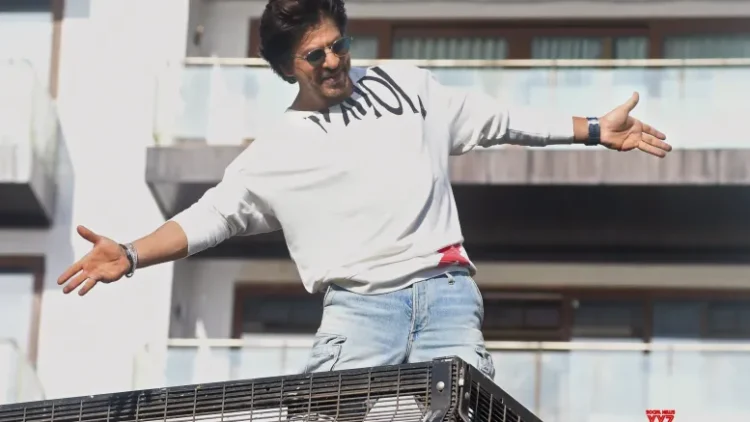 Fan pretends to be delivery boy to enter Shah Rukh Khan’s Mannat, guard has a hilarious reaction