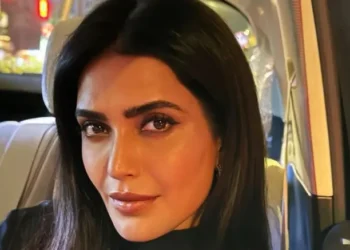 Karishma Tanna shares a small beauty hack for bushy & beautiful eyebrows