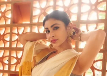 Mouni Roy wishes all on ‘Onam’ with an esthetic South Indian sundari look