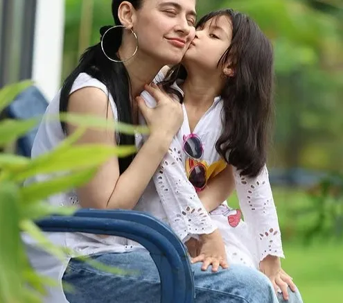 Sanjeeda Shaikh gives a rare glimpse of her little girl, Ayra