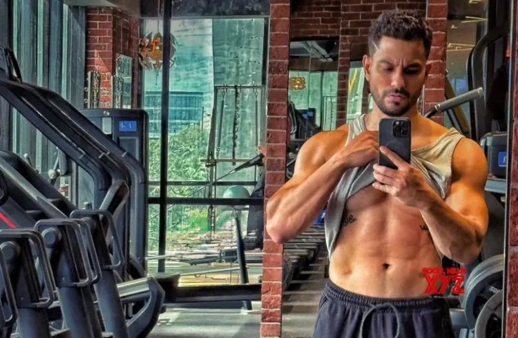 Kunal Kemmu flexes abs and muscular physique while ‘checking’ himself out