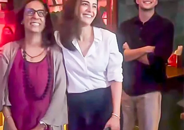 Mona Singh gets nostalgic as “Jassi Jaisi Koi Nahin” title track plays on larger-than-life projector at her birthday party