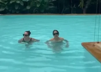 Neena Gupta finds a swimming partner in Soni Razdan