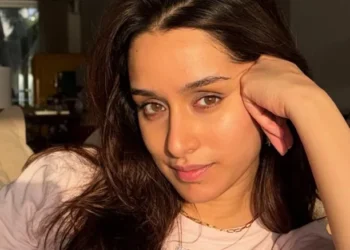 Shraddha Kapoor flaunts her sun kissed photos, compliments the mystery photographer