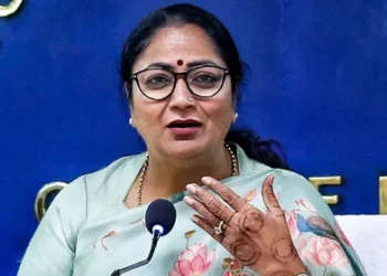 Air pollution: Delhi CM promises Ujjwala LPG connection for slum dwellers using wood for cooking