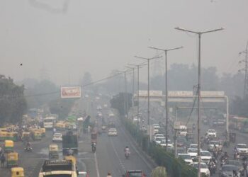 Delhi wakes up to toxic air as AQI breaches 400 mark; thick smog envelops NCR