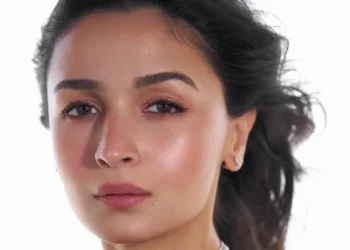 Bollywood superstar Alia Bhatt is serving class and elegance in Jeddah as she attends the Red Sea International Film Festival. The actress looked stunning and exuded glamour in the pictures that she shared on her social media account.