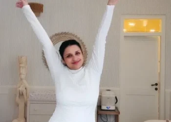 New mommy Parineeti Chopra has expressed her thoughts on dealing with ‘postpartum symptoms’.