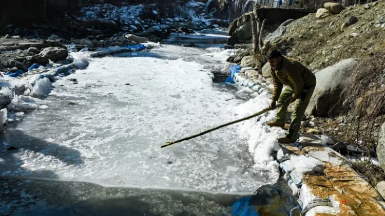 Dry cold conditions continue in J&K; Srinagar freezes at minus 5.2