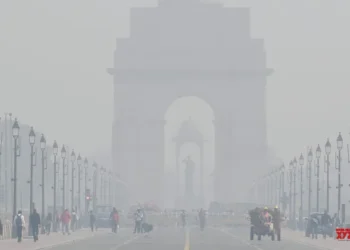 Delhi’s AQI remains in ‘poor’ category, IMD predicts clear skies; maximum temp to hover around 28 degrees Celsius