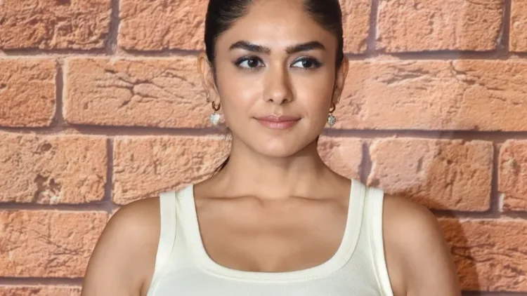 Mrunal Thakur makes a candid confession about her relationship status to Akshay Kumar